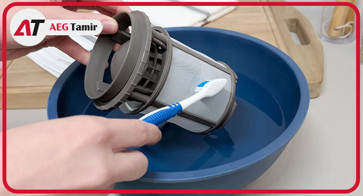 مراحل تمیز کردن فیلتر تخلیه ظرفشویی آاگ (مرحلهبهمرحله + تصویر/ویدیو)